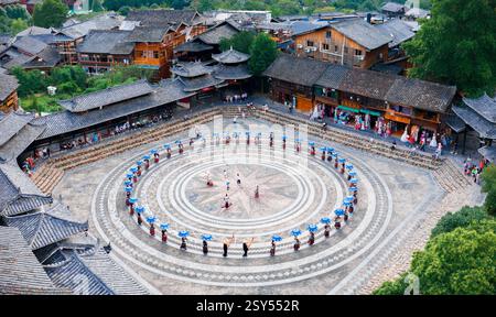 Xijiang Qianhu Miao Village Song and Dance Square, Qiandongnan, Guizhou, Cina Foto Stock
