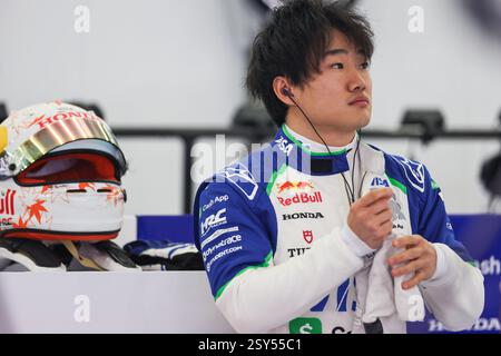 BAHREIN, BAHREIN - FEBBRAIO 27: Yuki Tsunoda del Giappone e Visa Cash App RB Formula 1 Team nel garage durante il secondo giorno dei test di F1 al Bahrain International Circuit il 27 febbraio 2025 in Bahrain, Bahrein. (Foto di Qian Jun/Alamy Live News) Foto Stock