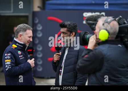 BAHRAIN, BAHRAIN - FEBBRAIO 27: Christian Horner di Gran Bretagna e Oracle Red Bull Racing (L) chattano con F1 TV durante il secondo giorno dei test di F1 al Bahrain International Circuit il 27 febbraio 2025 in Bahrain, Bahrain. (Foto di Qian Jun/Alamy Live News) Foto Stock