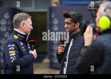 BAHRAIN, BAHRAIN - FEBBRAIO 27: Christian Horner di Gran Bretagna e Oracle Red Bull Racing (L) chattano con F1 TV durante il secondo giorno dei test di F1 al Bahrain International Circuit il 27 febbraio 2025 in Bahrain, Bahrain. (Foto di Qian Jun/Alamy Live News) Foto Stock