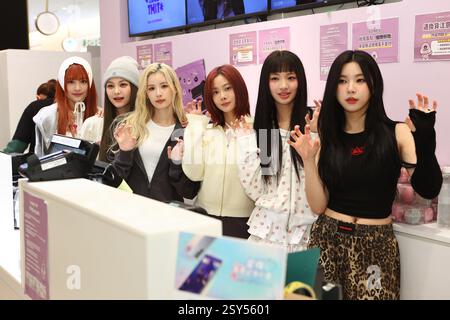 TAIPEI, CINA - 27 FEBBRAIO 2025 - il gruppo femminile taiwanese GENBLUE partecipa ad un evento a Taipei, Cina, il 27 febbraio 2025. Foto Stock