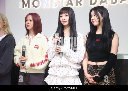 TAIPEI, CINA - 27 FEBBRAIO 2025 - il gruppo femminile taiwanese GENBLUE partecipa ad un evento a Taipei, Cina, il 27 febbraio 2025. Foto Stock