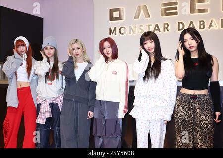 TAIPEI, CINA - 27 FEBBRAIO 2025 - il gruppo femminile taiwanese GENBLUE partecipa ad un evento a Taipei, Cina, il 27 febbraio 2025. Foto Stock