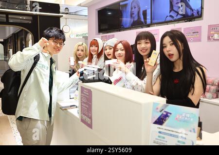 TAIPEI, CINA - 27 FEBBRAIO 2025 - il gruppo femminile taiwanese GENBLUE partecipa ad un evento a Taipei, Cina, il 27 febbraio 2025. Foto Stock