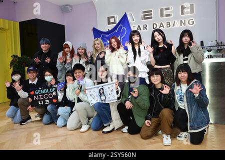 TAIPEI, CINA - 27 FEBBRAIO 2025 - il gruppo femminile taiwanese GENBLUE partecipa ad un evento a Taipei, Cina, il 27 febbraio 2025. Foto Stock