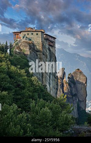 Monastero medievale di Meteora di Varlaam sulla cima di una colonna di roccia nei Monti Meteora, Tessaglia, Grecia. Foto Stock