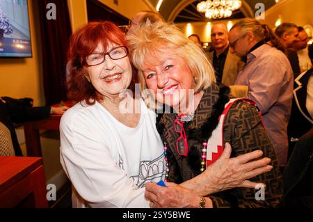 Teatro Brigitte Grothum und Stefanie Simon bei der Premiere des Theaterstücks Oma Trick im Schlosspark. Berlino, 26.02.2025 *** Brigitte Grothum e Stefanie Simon alla prima dello spettacolo Oma Trick allo Schlosspark Theater di Berlino, 26 02 2025 foto:XB.xDummerx/xFuturexImagex oma 5248 Foto Stock