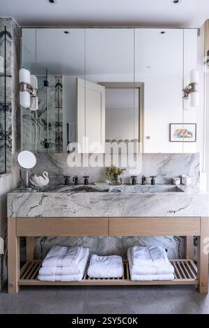 Armadietto a specchio sopra il doppio lavandino in bagno in marmo, ridisegno contemporaneo della casa di West London. Foto Stock