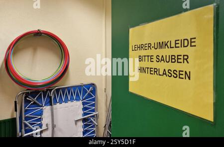 Accedi allo spogliatoio della palestra "insegnanti", lascia pulito" Foto Stock