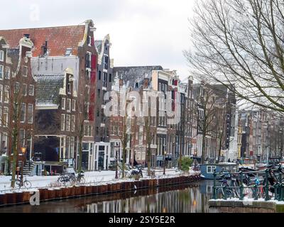 Brouwersgracht in inverno con barche e case innevate, Paesi Bassi, Amsterdam Foto Stock