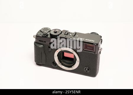 Newcastle Regno Unito: 11 dicembre 2024: Fuji camera, Fujifilm, X-pro 2. Fotocamera digitale rétro per Street Photography su sfondo bianco Foto Stock