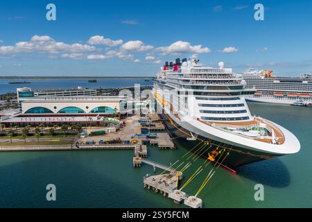 Terminal delle navi da crociera di Port Canaveral Orlando, Florida. Nave da crociera Disney The Disney Treasure Foto Stock