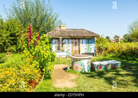 Zalipie, Polonia. 9 settembre 2023. Arte popolare polacca. Decorazioni floreali tradizionali su una vecchia casa in legno. Foto Stock