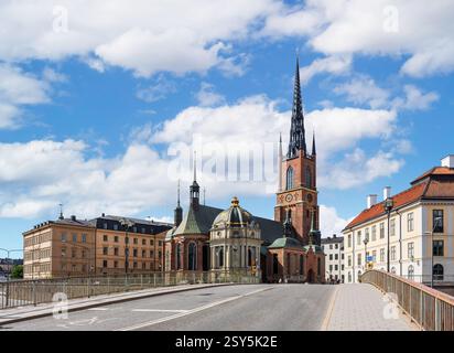 Vista generale della chiesa di Riddarholmen sull'isola omonima a Stoccolma, in Svezia, in una soleggiata giornata estiva. Foto Stock