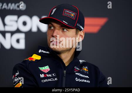 Il pilota Red Bull Max Verstappen al secondo giorno di test pre-stagione sul circuito Internazionale del Bahrain, Sakhir. Data foto: Giovedì 27 febbraio 2025. Foto Stock