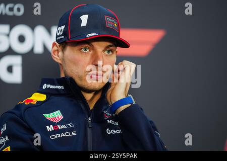 Il pilota Red Bull Max Verstappen al secondo giorno di test pre-stagione sul circuito Internazionale del Bahrain, Sakhir. Data foto: Giovedì 27 febbraio 2025. Foto Stock