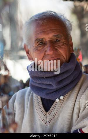Salta. Argentina. Ritratto ravvicinato di un uomo anziano latino indigeno che guarda la macchina fotografica all'aperto Foto Stock