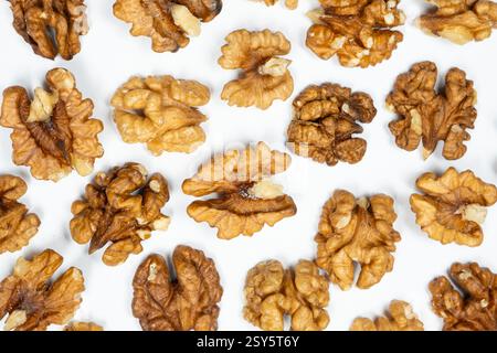 Chicchi di noce, sfondo bianco, vista dall'alto. Foto Stock