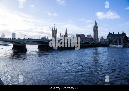 Londra, Regno Unito 15 gennaio 2023. Le case del Parlamento e il ponte di Westminster Foto Stock