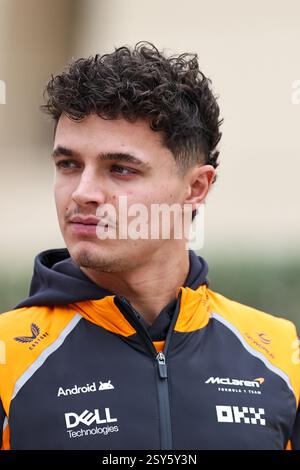 BAHREIN, BAHREIN - FEBBRAIO 27: Lando Norris del Regno Unito e il team McLaren F1 durante il secondo giorno dei test di F1 al Bahrain International Circuit il 27 febbraio 2025 in Bahrein, Bahrein. (Foto di Qian Jun/Alamy Live News) Foto Stock