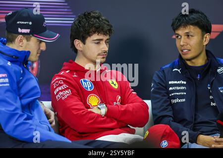BAHREIN, BAHREIN - FEBBRAIO 27: Alexander Albon della Thailandia e Atlassian Williams Racing ride nella conferenza stampa durante il secondo giorno dei test di F1 al Bahrain International Circuit il 27 febbraio 2025 in Bahrain, Bahrein. (Foto di Qian Jun/Alamy Live News) Foto Stock