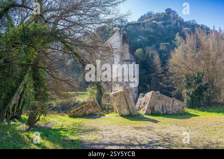 Resti del grande ponte costruito dall'imperatore Adriano vicino all'antica città di Narni Foto Stock