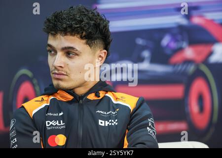 BAHRAIN, BAHRAIN - FEBBRAIO 27: Lando Norris del Regno Unito e il team McLaren F1 partecipano alla conferenza stampa durante il secondo giorno dei test di F1 al Bahrain International Circuit il 27 febbraio 2025 in Bahrain, Bahrain. (Foto di Qian Jun/Alamy Live News) Foto Stock