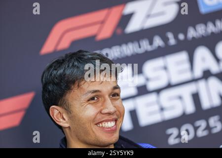 BAHREIN, BAHREIN - FEBBRAIO 27: Alexander Albon della Thailandia e Atlassian Williams Racing partecipano alla conferenza stampa durante il secondo giorno dei test di F1 al Bahrain International Circuit il 27 febbraio 2025 in Bahrein, Bahrein. (Foto di Qian Jun/Alamy Live News) Foto Stock