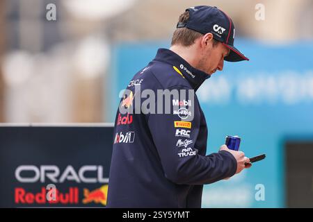 BAHRAIN, BAHRAIN - FEBBRAIO 27: Max Verstappen dei Paesi Bassi e Oracle Red Bull Racing nel paddock durante il secondo giorno dei test di F1 al Bahrain International Circuit il 27 febbraio 2025 in Bahrain, Bahrain. (Foto di Qian Jun/Alamy Live News) Foto Stock