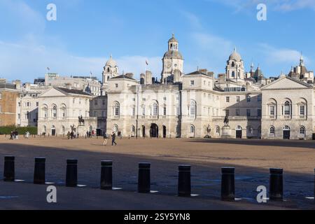 Londra, Regno Unito 15 gennaio 2023. City of Westminster, Londra, Horse Guards Building Exteriors. Con persone che camminano sul campo della parata Foto Stock