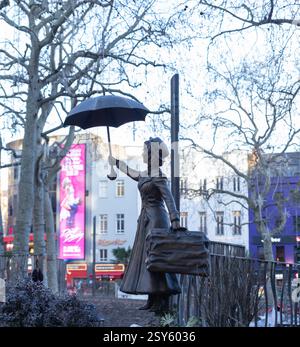 15 gennaio 2023 Londra Regno Unito. Statua di Mary Poppins in Leicester Square Foto Stock
