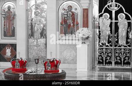 Due corone dorate di nozze nella chiesa ortodossa durante la cerimonia nuziale Foto Stock