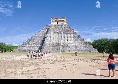 L'immagine mostra la Piramide di Kukulcán, conosciuta anche come El Castillo, a Chichén Itzá, in Messico. Questo antico tempio maya si erge alto con il suo iconico Foto Stock