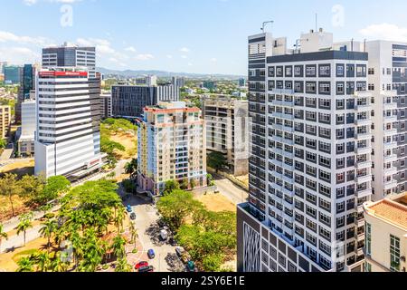 Costruito paesaggio urbano della città di Cebu con alti edifici, strade trafficate e skyline della città nelle Filippine Foto Stock