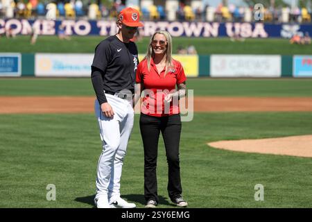 Lakeland FL USA; Tiffany Wallace, General Manager del Walk-On's Sports Bistreaux, posa con Corey Joyce (88) prima di una partita di allenamento primaverile della MLB contro i Minnesota Twins al Publix Field al Joker Marchant Stadium. I Twins batterono i Tigers 4-0. (Kim Hukari/immagine dello sport) Foto Stock