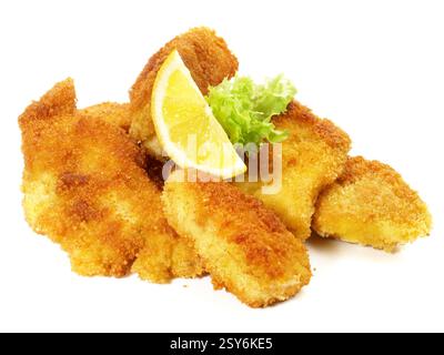 Pesce fritto pepite su sfondo bianco Foto Stock
