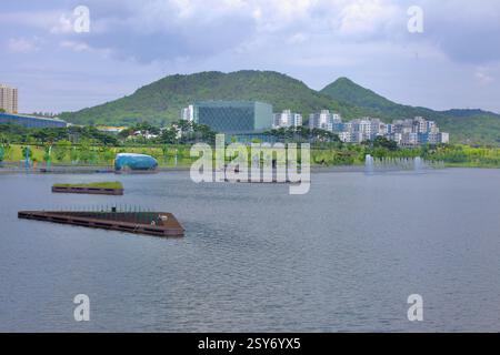 Città di Sejong, Corea del Sud - 26 maggio 2021: Paludi galleggianti e fontane nel lago artificiale del Sejong Lake Park, con la Sejong National Library e la Foto Stock