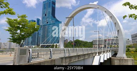 Sejong City, Corea del Sud - 26 maggio 2021: Una vista del 4° ponte di Naseong, una moderna struttura strallata, con il futuristico skyline del centro di Sejong Foto Stock