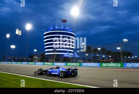 Williams pilota Carlos Sainz il giorno due dei test pre-stagionali sul circuito Internazionale del Bahrain, Sakhir. Data foto: Giovedì 27 febbraio 2025. Foto Stock