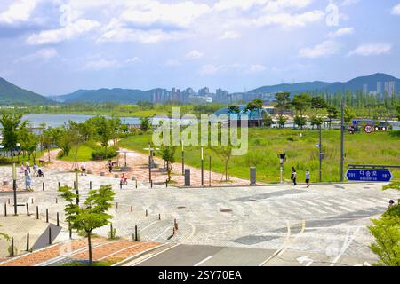 Città di Sejong, Corea del Sud - 26 maggio 2021: Vista panoramica del Parco del Lago di Sejong dalla Biblioteca Nazionale di Sejong, con vegetazione lussureggiante, sentieri per passeggiate, AN Foto Stock