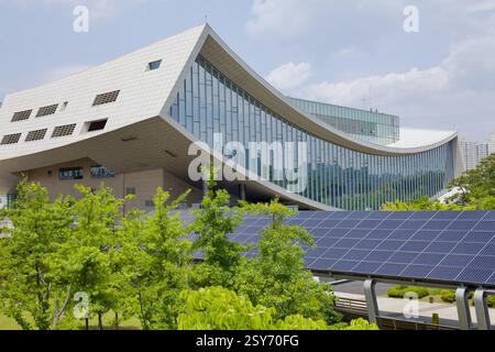 Sejong City, Corea del Sud - 26 maggio 2021: La Sejong National Library, un suggestivo edificio moderno con una facciata curva in vetro, si erge dietro una serie di Foto Stock