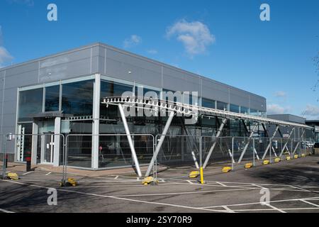 Slough, Regno Unito. 27 febbraio 2025. L'ex concessionaria Sytner Group Slough Audi di Slough, Berkshire, ha chiuso definitivamente e l'ex showroom auto, è in attesa di essere affittato. Crediti: Maureen McLean/Alamy Live News Foto Stock