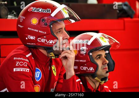 Sakhir, Bahrein. 27 febbraio 2025. Meccanici Ferrari. 27.02.2025. Formula 1 test, Sakhir, Bahrein, giorno due. Il credito fotografico dovrebbe essere: XPB/Alamy Live News. Foto Stock