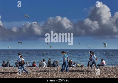 Foto della spiaggia di Aldeburgh e del lungomare con barche da caccia della pittoresca località balneare di Suffolk, Foto Stock