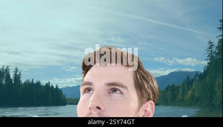 Immagine di un uomo caucasico che guarda intorno al paesaggio Foto Stock