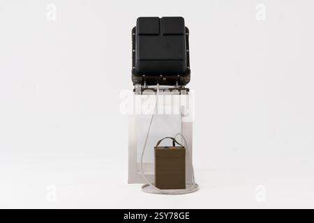 Sistema di guerra elettronica portatile avanzato con batteria. Foto Stock