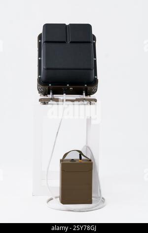 Sistema di guerra elettronica portatile avanzato su supporto. Foto Stock