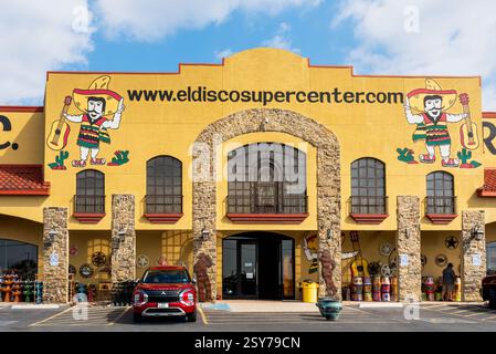 El disco Supercenter, un negozio che vende articoli per la casa, gioielli, ceramiche e pelletteria prodotti in Messico, situato a Progreso Lakes, Texas, USA. Foto Stock