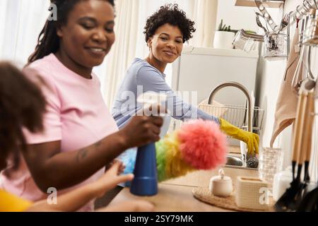 Una famiglia gioiosa trascorre del tempo di qualità nella sua accogliente cucina. Foto Stock