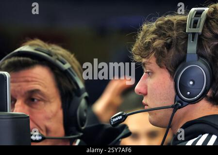 Sakhir, Bahrein. 27 febbraio 2025. Andrea Kimi Antonelli (ITA) Mercedes AMG F1 e Toto Wolff (GER) azionista Mercedes AMG F1 e direttore esecutivo. 27.02.2025. Formula 1 test, Sakhir, Bahrein, giorno due. Crediti: James Moy/Alamy Live News Foto Stock